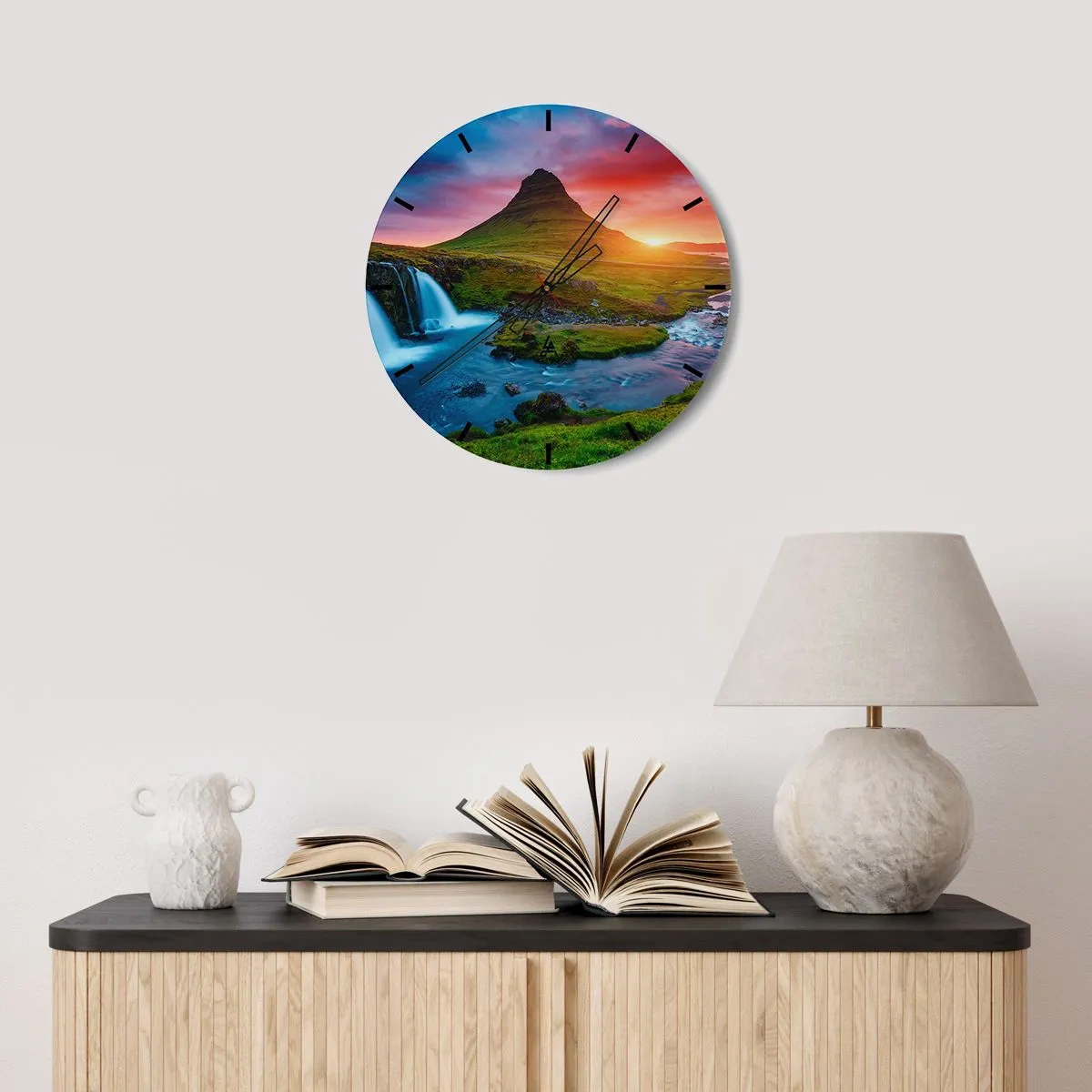 Relógio de parede - Relógio em vidro - Cachoeira e montanha à luz do pôr do sol - 30x30cm - Islândia - fogo e água - Decoração de parede moderna para a sala de estar, cozinha e quarto ARTTOR