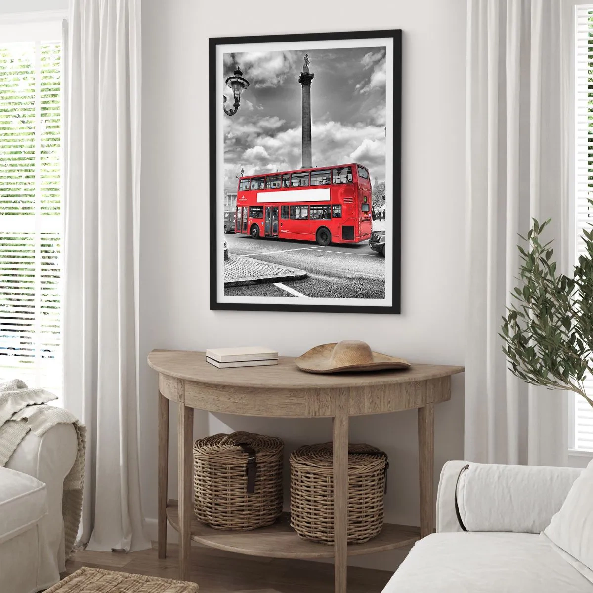 Pôster com moldura preta - Um ônibus vermelho contra um fundo de cidade em preto e branco - 50x70cm - A verdadeira corrente sanguínea da cidade - Decoração de parede moderna para a sala de estar e quarto ARTTOR