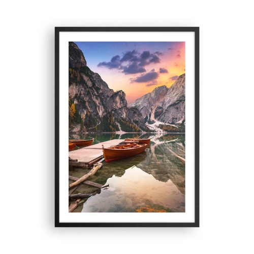 Pôster com moldura preta - Barcos de madeira em um lago cercado por montanhas ao pôr do sol - 50x70cm - A promessa do dia - Decoração de parede moderna para a sala de estar e quarto ARTTOR