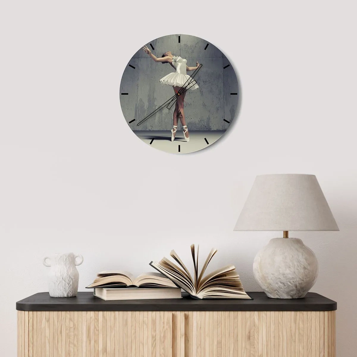Relógio de parede - Relógio em vidro - Uma bailarina de vestido branco faz uma pose dinâmica contra uma parede de concreto. - 30x30cm - Leve como um pássaro - Decoração de parede moderna para a sala de estar, cozinha e quarto ARTTOR