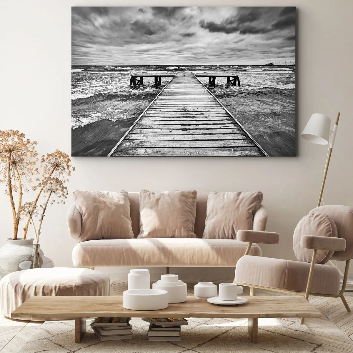 Quadro em tela - Uma vista em preto e branco de um cais de madeira sobre um mar tempestuoso. - 70x50cm - Estou à espera do vento, que vai dispersar... - Decoração de parede moderna para a sala de estar e quarto ARTTOR