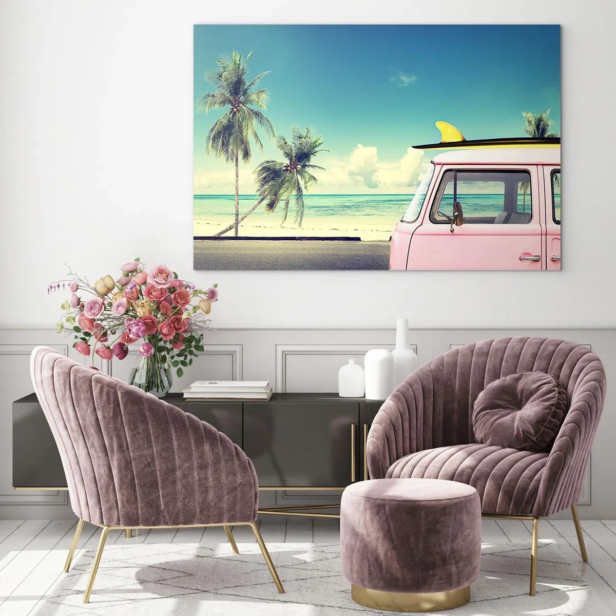 Quadro em vidro - Uma praia com palmeiras e uma van retrô rosa à beira-mar - 70x50cm - Está na hora das férias - Decoração de parede moderna para a sala de estar e quarto ARTTOR
