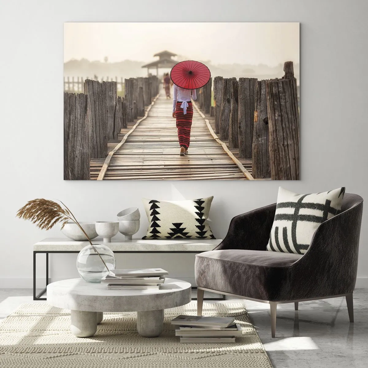 Quadro em vidro - Uma mulher com um guarda-chuva vermelho em uma ponte de madeira - 70x50cm - Na ponte velha - Decoração de parede moderna para a sala de estar e quarto ARTTOR