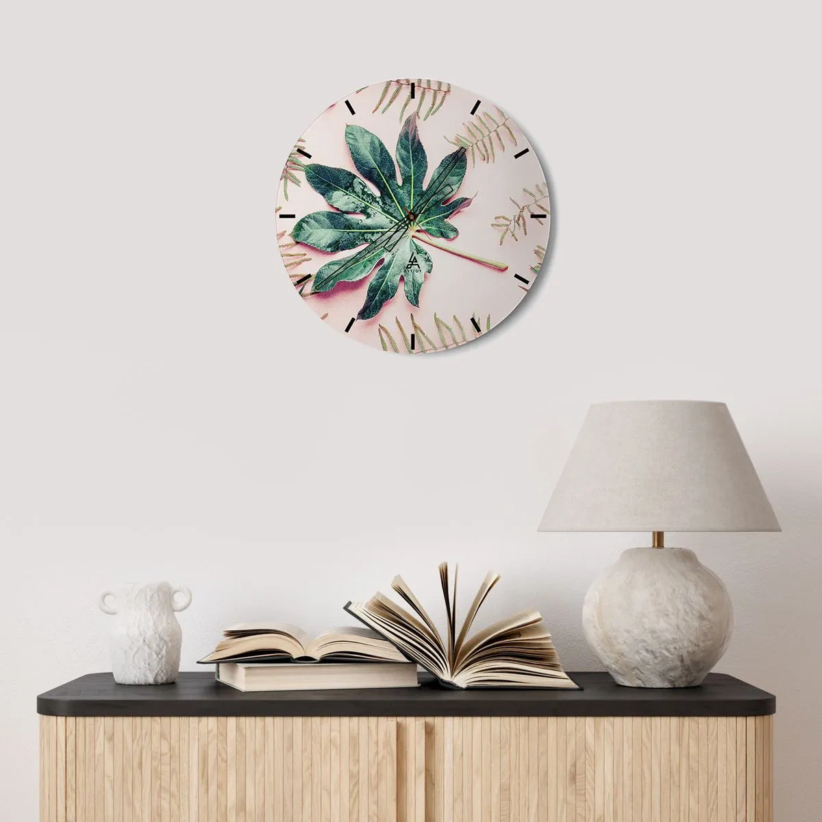 Relógio de parede - Relógio em vidro - Uma grande folha verde sobre um fundo rosa claro com detalhes florais. - 30x30cm - Estudo do verde em um fundo rosa - Decoração de parede moderna para a sala de estar, cozinha e quarto ARTTOR