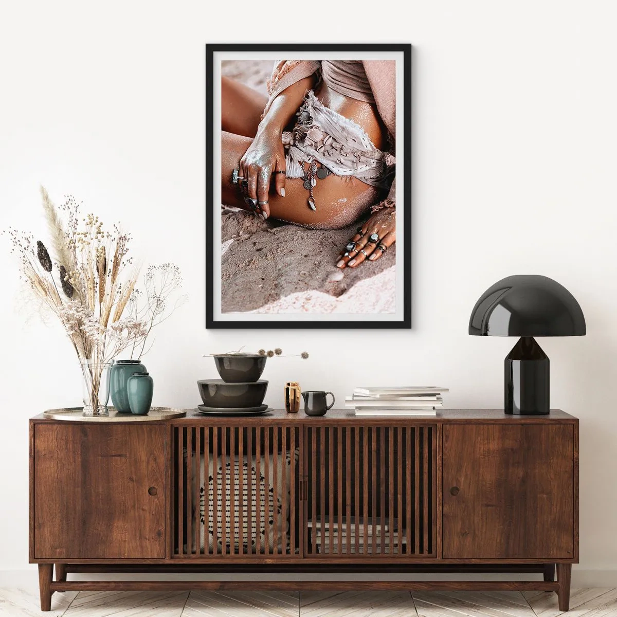 Pôster com moldura preta - Mulher estilo boho em uma praia de areia com decorações de conchas - 50x70cm - Expulsa pelas ondas? - Decoração de parede moderna para a sala de estar e quarto ARTTOR
