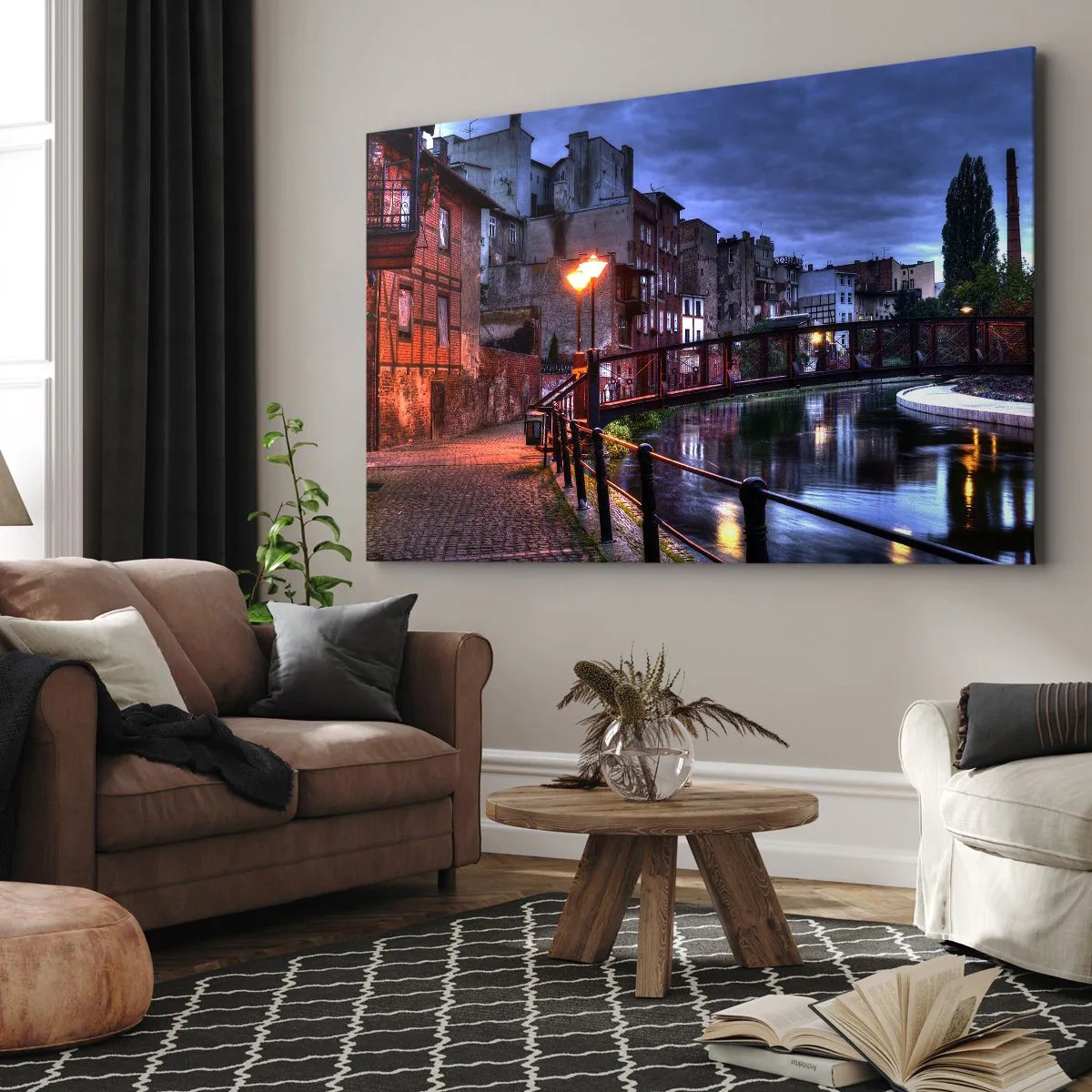 Quadro em tela - Vista noturna dos cortiços e da ponte sobre o canal - 70x50cm - A desconhecida Bydgoszcz - Decoração de parede moderna para a sala de estar e quarto ARTTOR