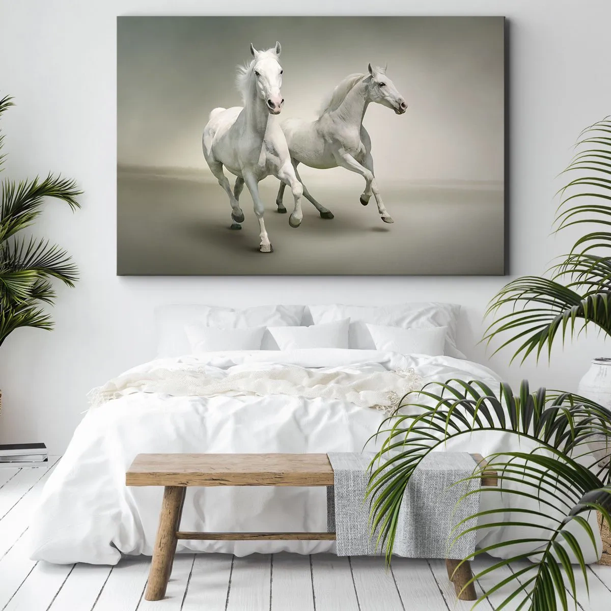 Quadro em tela - Dois cavalos brancos galopando contra um fundo claro - 70x50cm - White power! - Decoração de parede moderna para a sala de estar e quarto ARTTOR