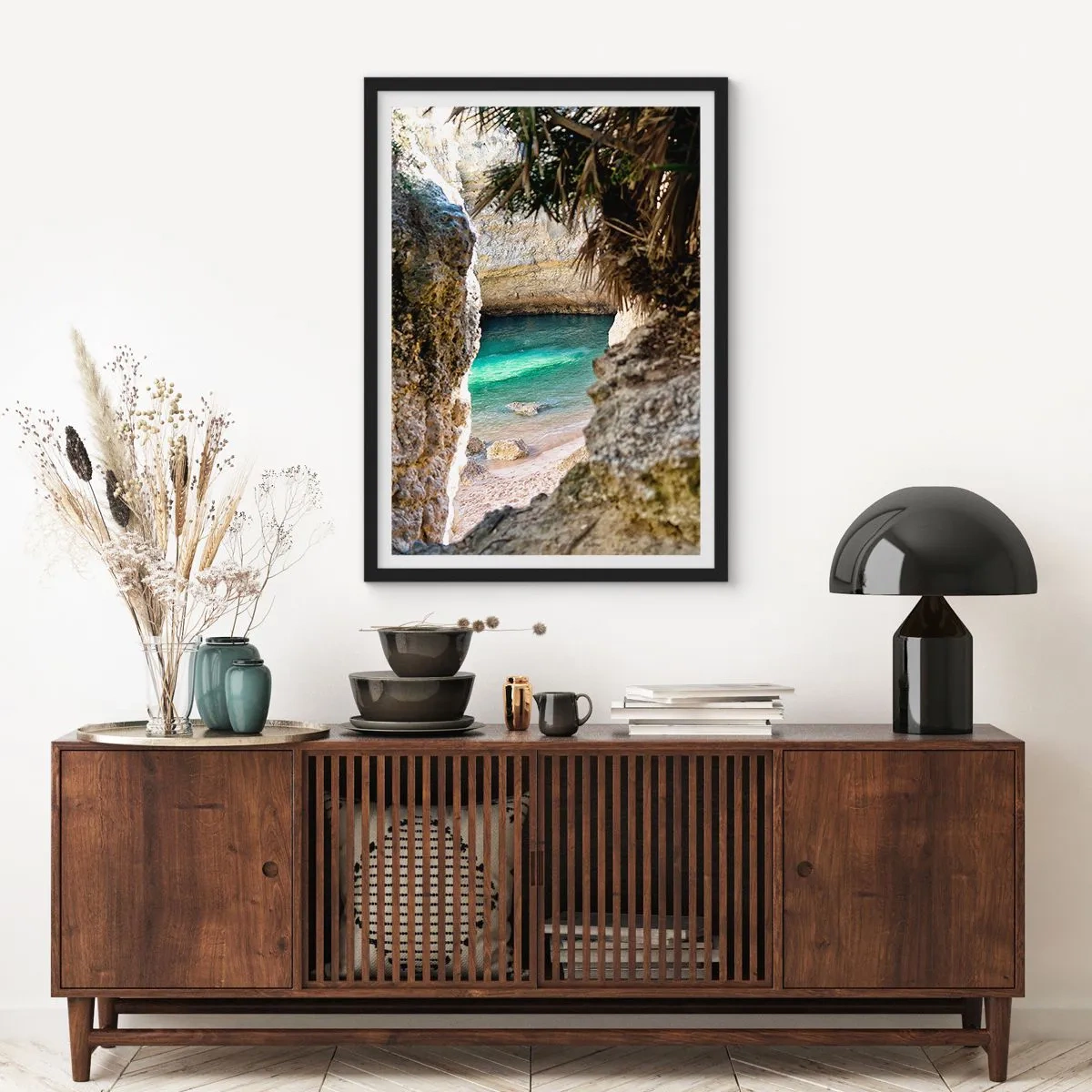 Pôster com moldura preta - Vista da praia escondida através de uma fenda rochosa - 50x70cm - Baía turquesa - Decoração de parede moderna para a sala de estar e quarto ARTTOR