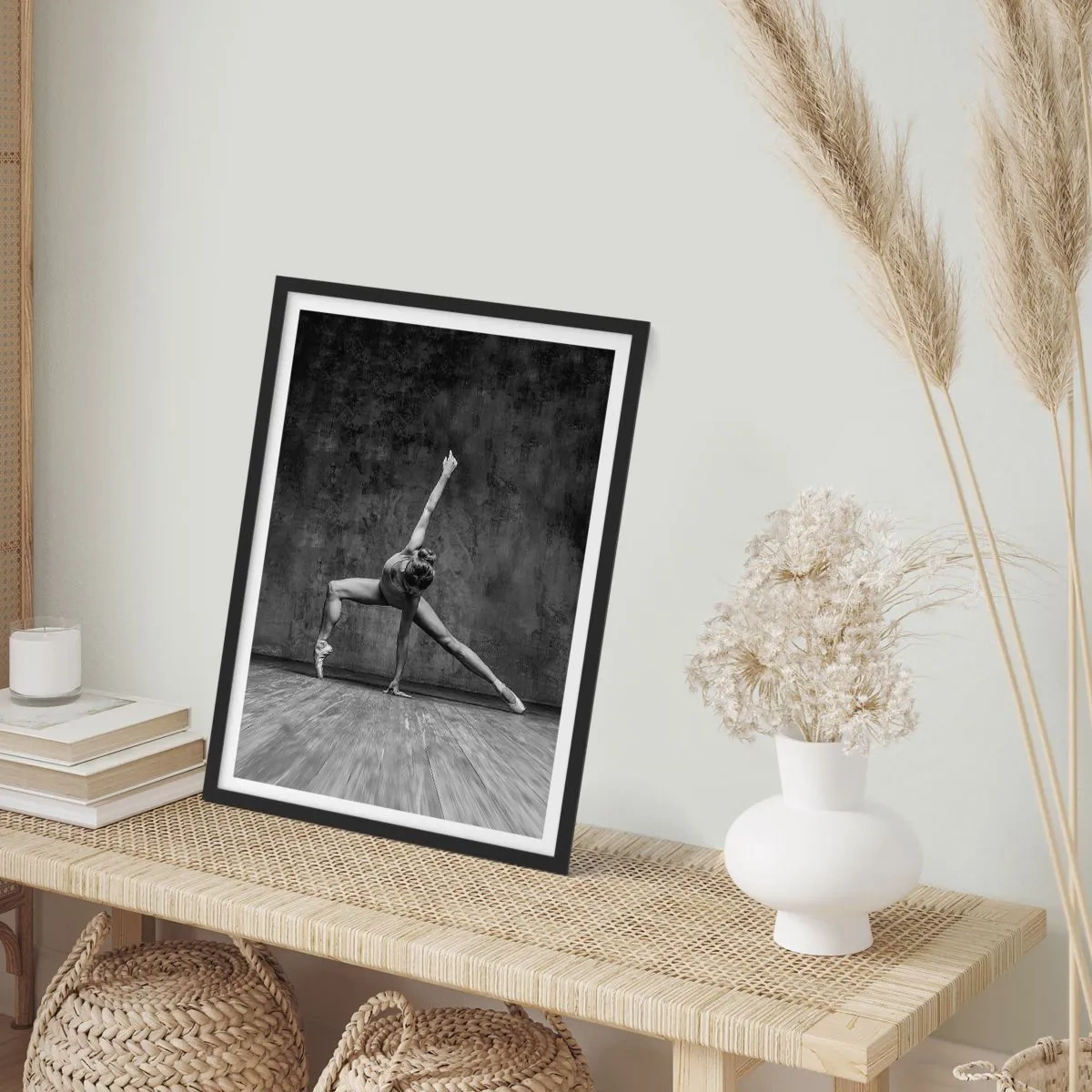 Pôster com moldura preta - Uma bailarina preta e branca em uma pose dinâmica contra uma parede crua. - 50x70cm - O equilíbrio ideal - Decoração de parede moderna para a sala de estar e quarto ARTTOR