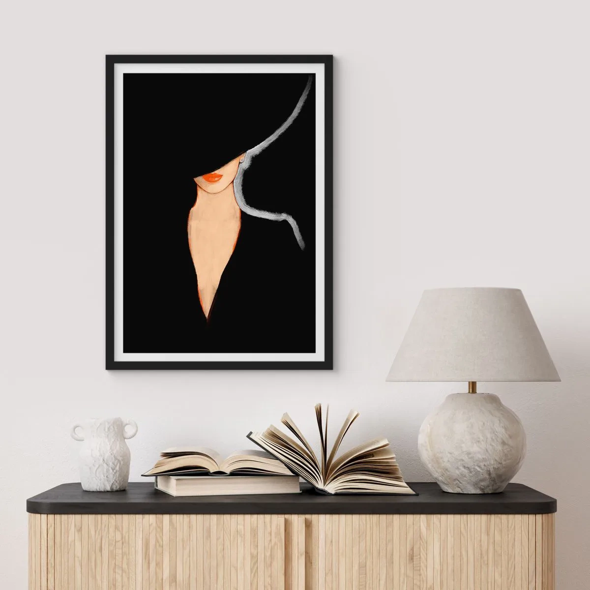 Pôster com moldura preta - Uma mulher de chapéu com lábios vermelhos em um fundo preto - 50x70cm - Elegância e estilo - Decoração de parede moderna para a sala de estar e quarto ARTTOR