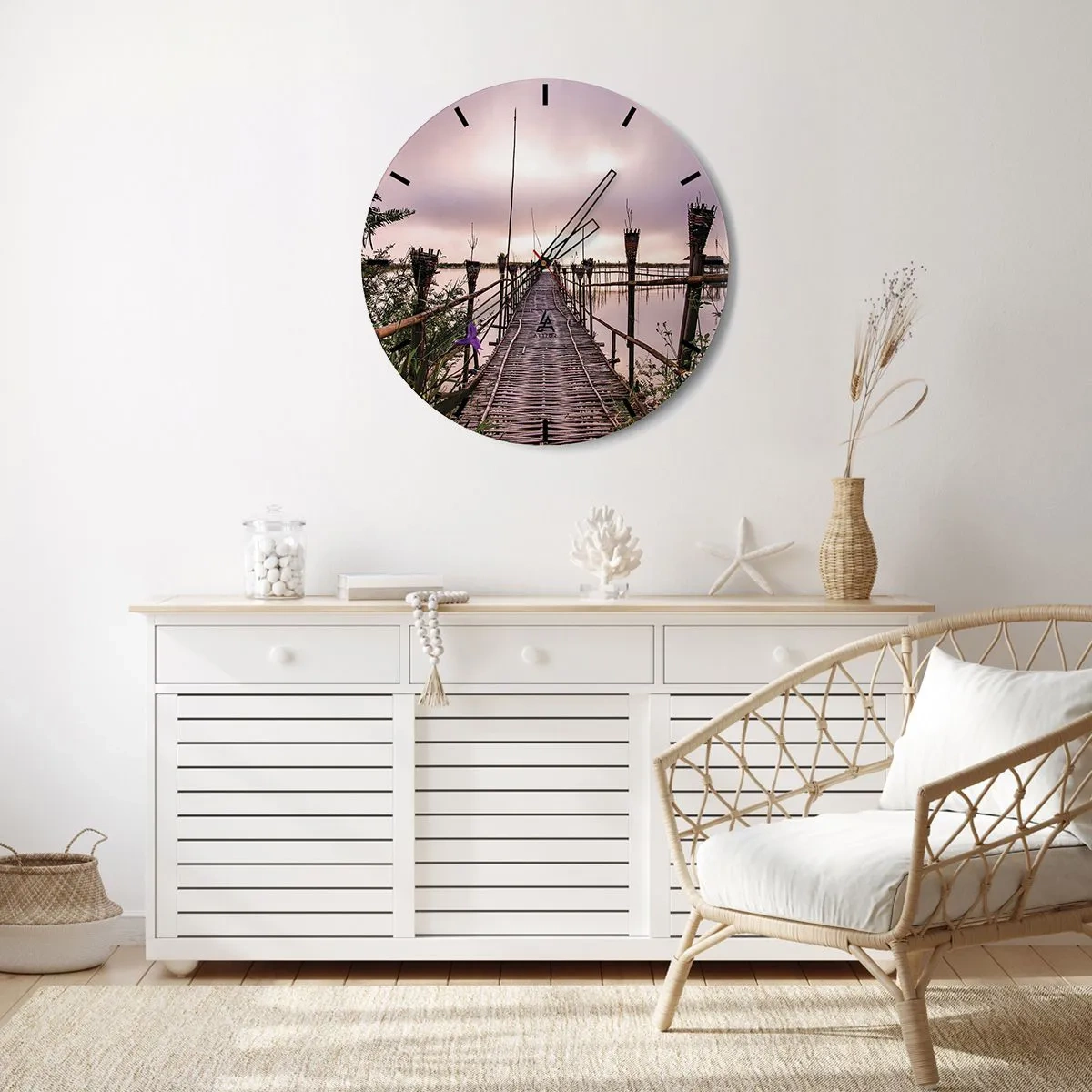 Relógio de parede - Relógio em vidro - Uma ponte de bambu que leva às profundezas de um lago tranquilo - 30x30cm - Paz e tranquilidade da Ásia - Decoração de parede moderna para a sala de estar, cozinha e quarto ARTTOR