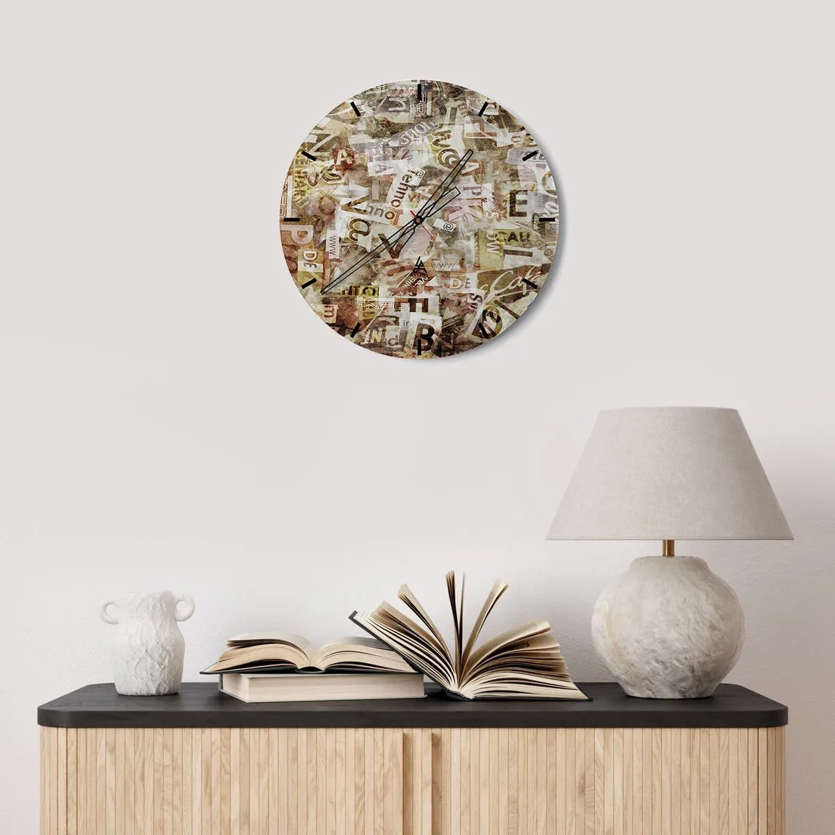 Relógio de parede - Relógio em vidro - Composição abstrata com letras em tons de bege e marrom - 30x30cm - Unificando a conversa fiada - Decoração de parede moderna para a sala de estar, cozinha e quarto ARTTOR