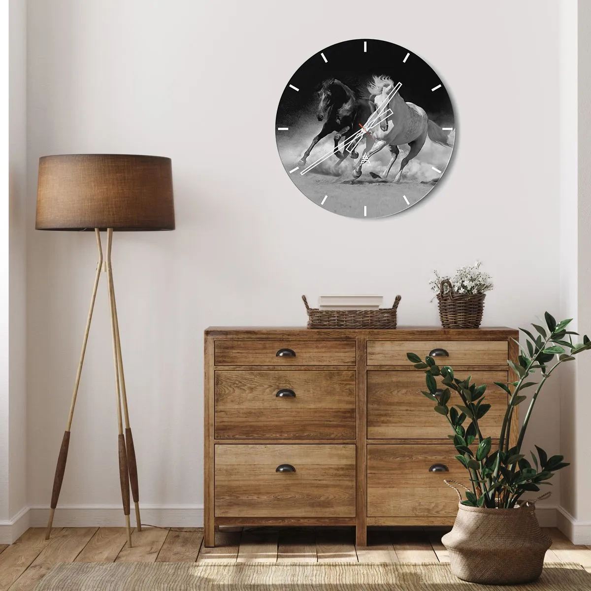 Relógio de parede - Relógio em vidro - Um motivo em preto e branco de cavalos galopando sobre um fundo empoeirado. - 30x30cm - Galope da liberdade - Decoração de parede moderna para a sala de estar, cozinha e quarto ARTTOR