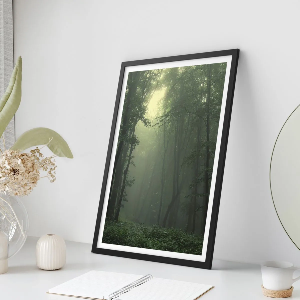 Pôster com moldura preta - Árvores com neblina em uma floresta verde - 50x70cm - Antes de acordar - Decoração de parede moderna para a sala de estar e quarto ARTTOR