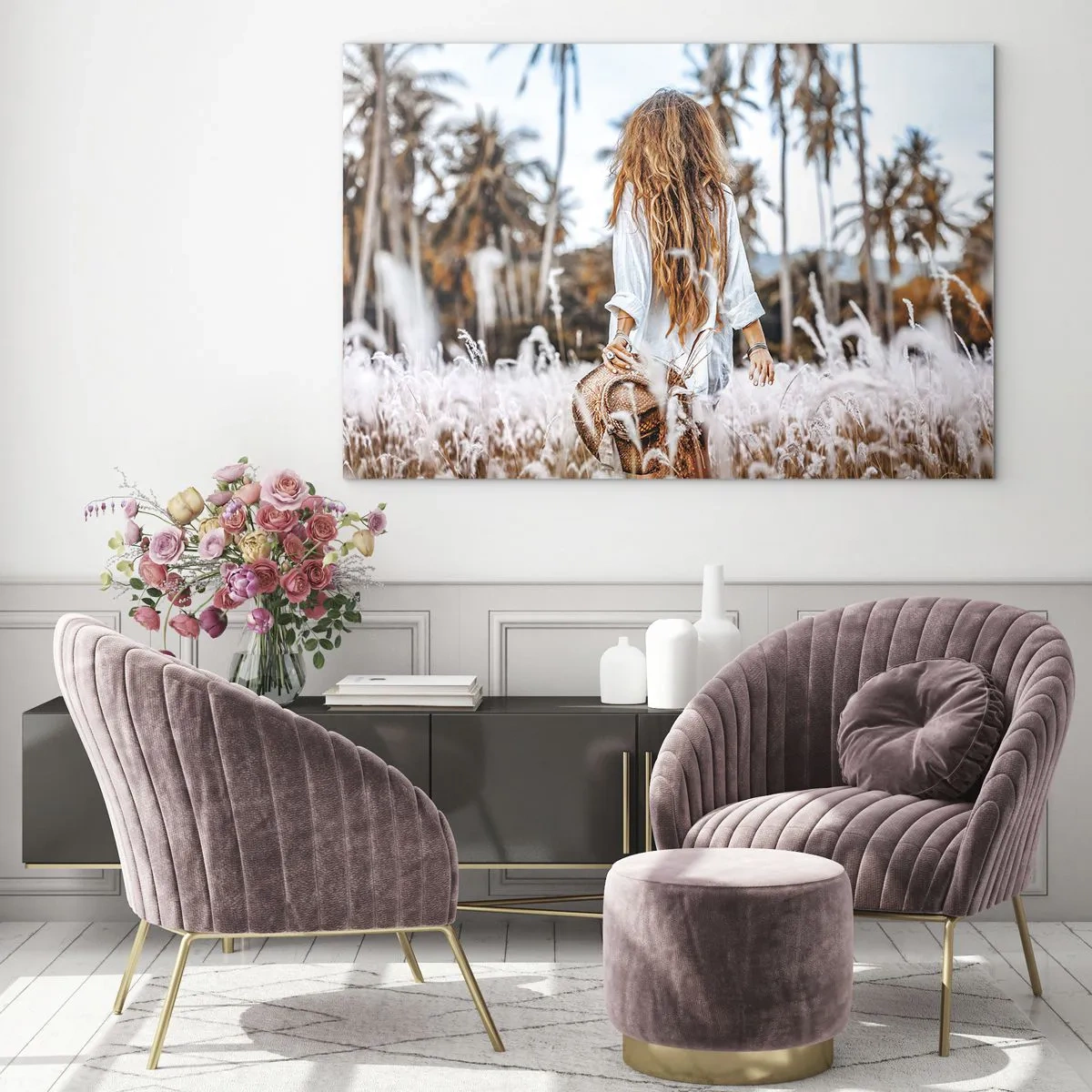 Quadro em vidro - Uma mulher na grama com um chapéu na mão contra um fundo de palmeiras - 70x50cm - Nascida da maciez da relva - Decoração de parede moderna para a sala de estar e quarto ARTTOR