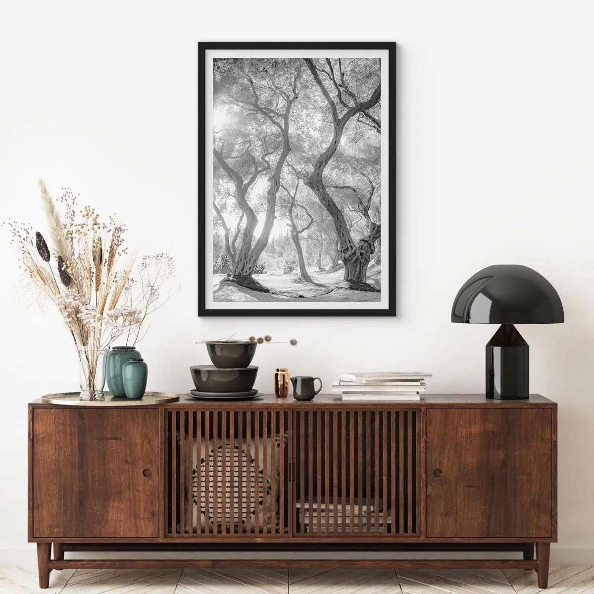 Pôster com moldura preta - Fotografia em preto e branco de árvores sinuosas sob a luz do sol - 50x70cm - No olival - Decoração de parede moderna para a sala de estar e quarto ARTTOR