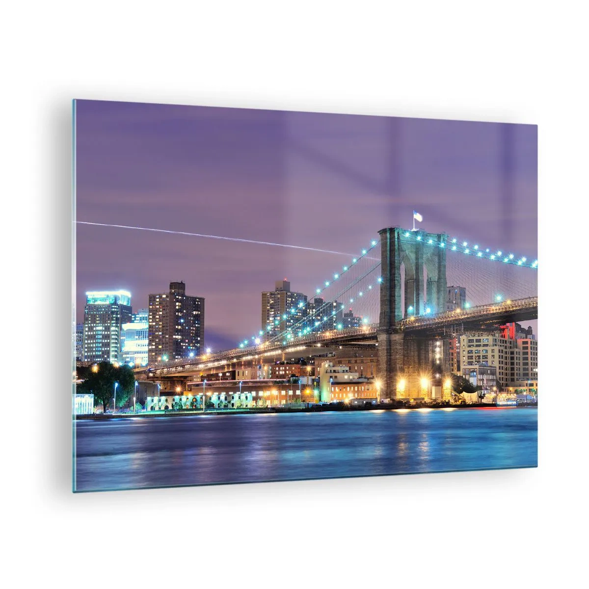 Quadro em vidro - Ponte do Brooklyn à noite com as torres e a cidade iluminadas - 70x50cm - Por muitos anos, a Ponte do Brooklyn - Decoração de parede moderna para a sala de estar e quarto ARTTOR