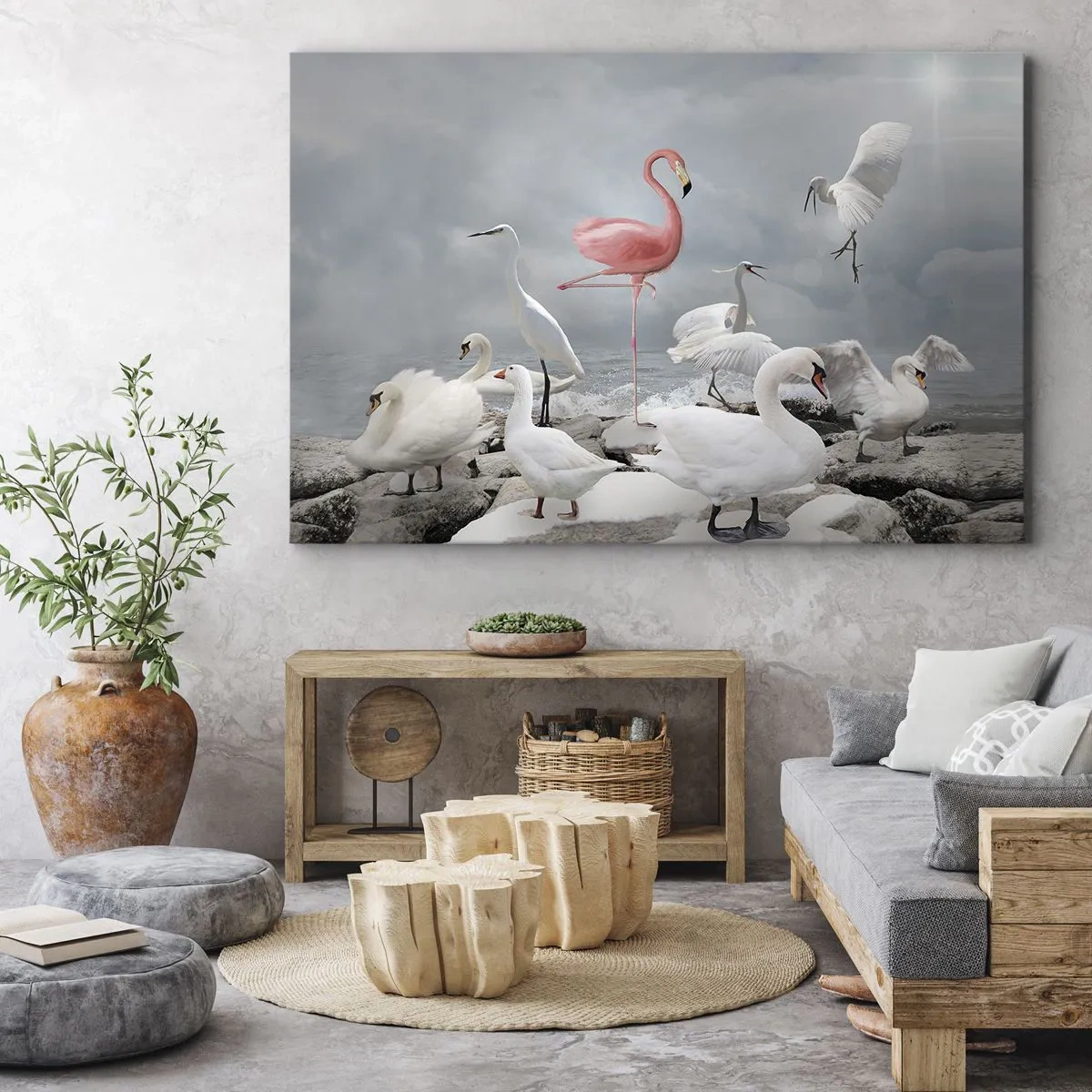 Quadro em tela - Um flamingo rosa entre cisnes brancos tendo como pano de fundo um lago - 70x50cm - Como vim parar aqui? - Decoração de parede moderna para a sala de estar e quarto ARTTOR