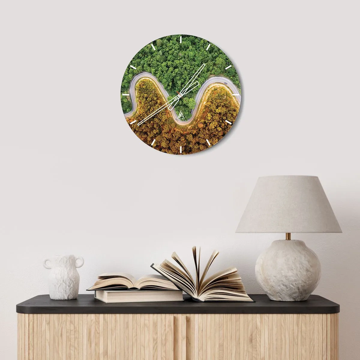 Relógio de parede - Relógio em vidro - Uma estrada sinuosa de asfalto cortando a floresta vista de cima - 30x30cm - Fronteiras e descobertas - Decoração de parede moderna para a sala de estar, cozinha e quarto ARTTOR