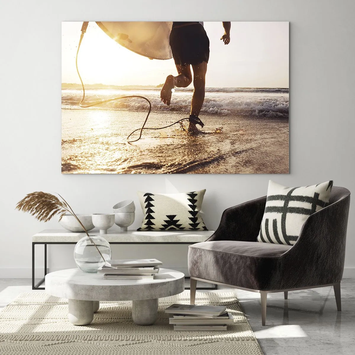 Quadro em vidro - Um surfista corre com sua prancha pela praia ao pôr do sol. - 70x50cm - Encontro das ondas - Decoração de parede moderna para a sala de estar e quarto ARTTOR