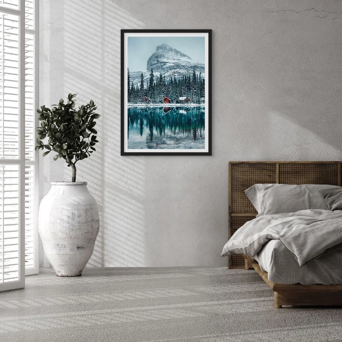 Pôster com moldura preta - Paisagem de inverno com casas de campo à beira do lago e uma montanha ao fundo - 50x70cm - Retiro canadense - Decoração de parede moderna para a sala de estar e quarto ARTTOR