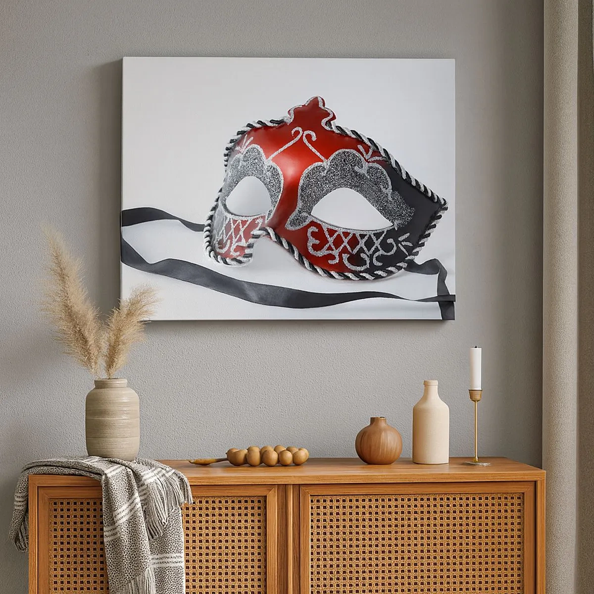 Quadro em tela - Máscara de carnaval vermelha em um fundo claro - 70x50cm - Convite para o baile - Decoração de parede moderna para a sala de estar e quarto ARTTOR