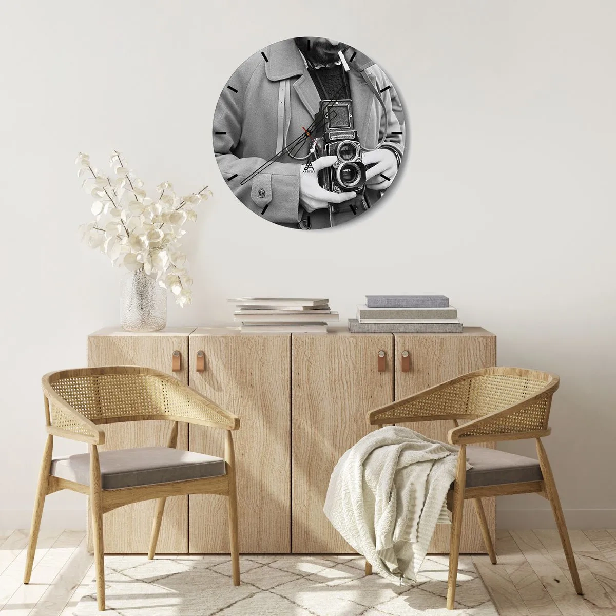 Relógio de parede - Relógio em vidro - Homem com uma câmera analógica retrô - 30x30cm - Estilo retro - Decoração de parede moderna para a sala de estar, cozinha e quarto ARTTOR