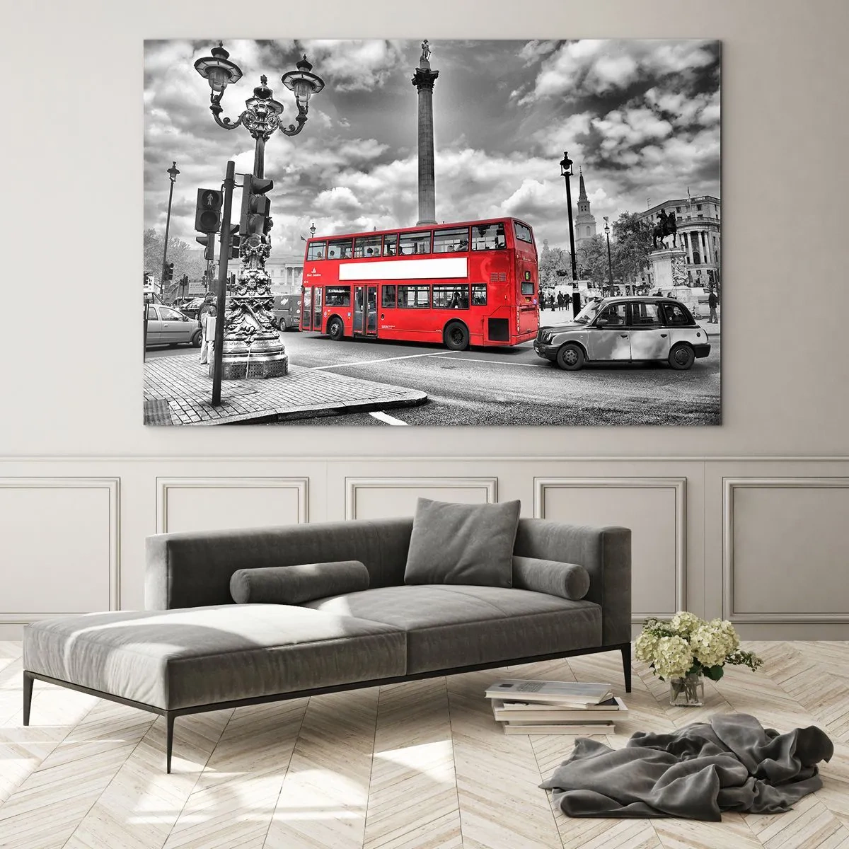 Quadro em vidro - Um ônibus vermelho contra uma paisagem urbana em preto e branco - 70x50cm - A verdadeira corrente sanguínea da cidade - Decoração de parede moderna para a sala de estar e quarto ARTTOR