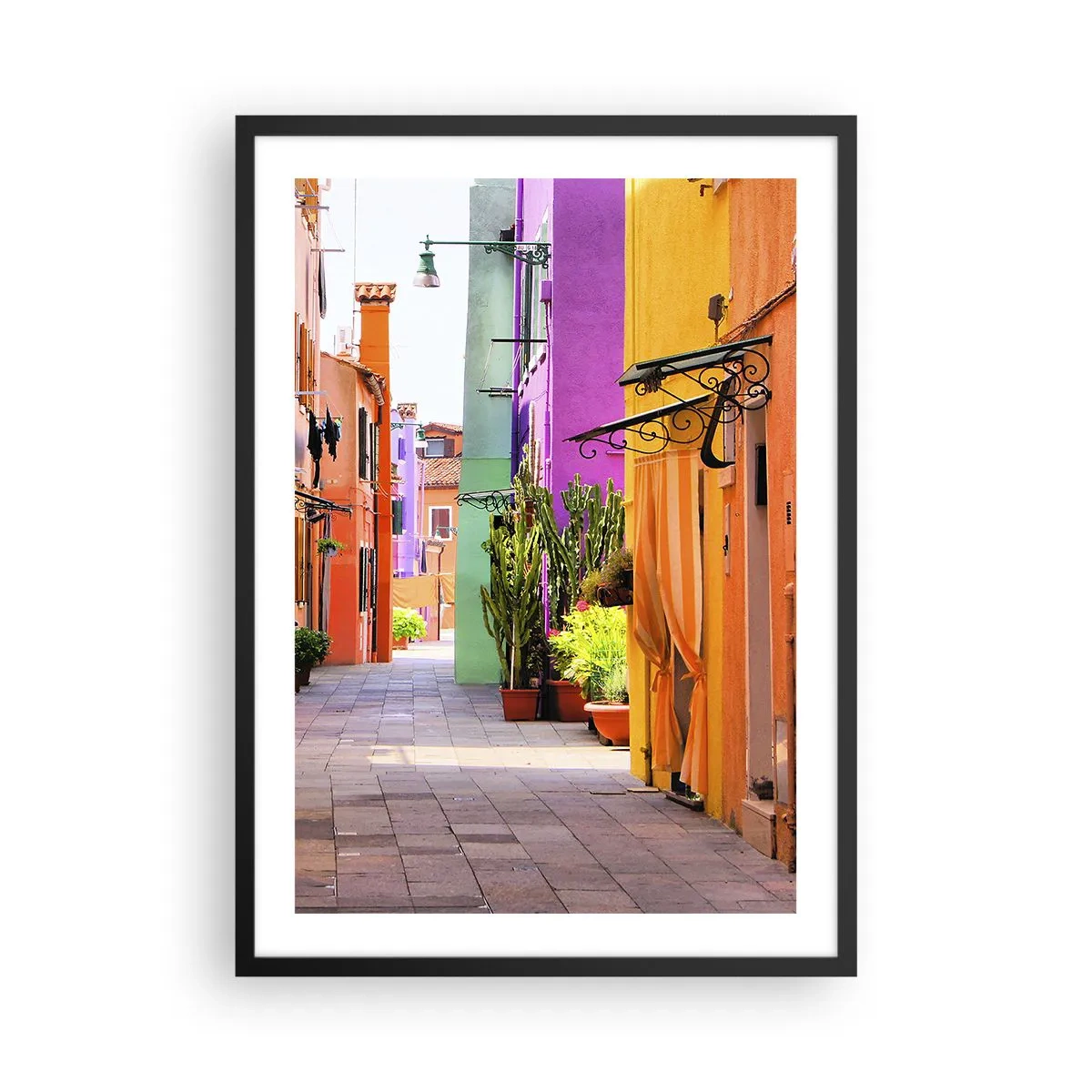 Pôster com moldura preta - Uma rua colorida com plantas e fachadas de edifícios vibrantes - 50x70cm - Beco arco-íris - Decoração de parede moderna para a sala de estar e quarto ARTTOR