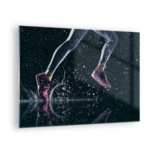 Quadro em vidro - Correndo na água com calçados esportivos contra um fundo escuro - 70x50cm - Quanta força nas pernas - Decoração de parede moderna para a sala de estar e quarto ARTTOR