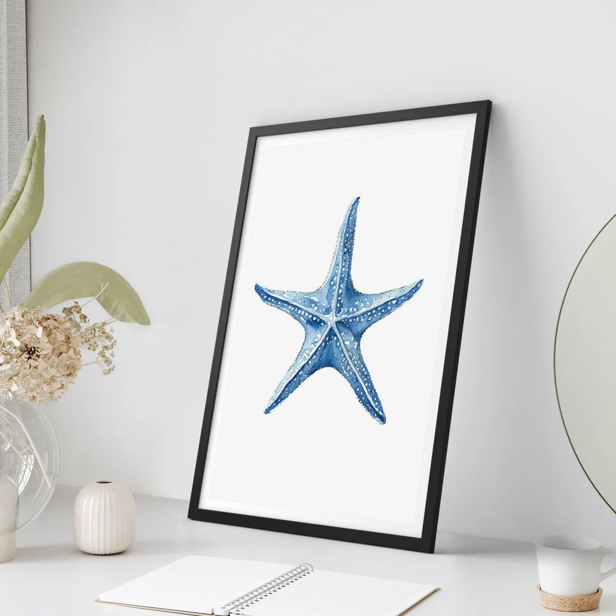 Pôster com moldura preta - Estrela do mar azul em um fundo branco - 50x70cm - Estrela do mar - Decoração de parede moderna para a sala de estar e quarto ARTTOR