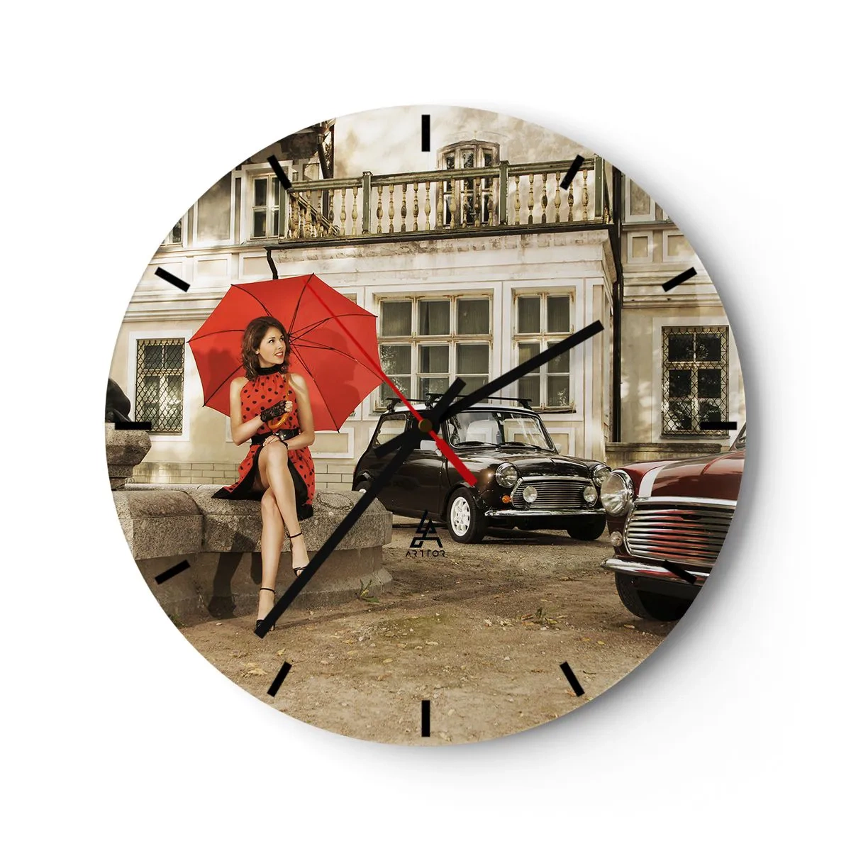 Relógio de parede - Relógio em vidro - Uma mulher com um guarda-chuva vermelho em frente a carros retrô. - 30x30cm - Mini-viagem sentimental - Decoração de parede moderna para a sala de estar, cozinha e quarto ARTTOR