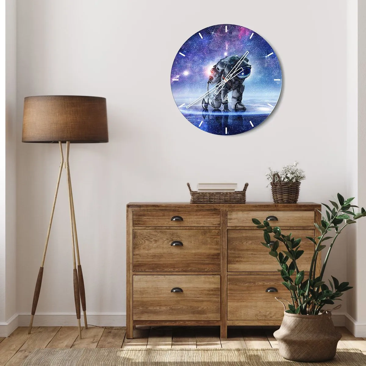 Relógio de parede - Relógio em vidro - Um astronauta tendo como pano de fundo uma galáxia cósmica em cores intensas. - 30x30cm - Céu estrelado acima de mim - Decoração de parede moderna para a sala de estar, cozinha e quarto ARTTOR