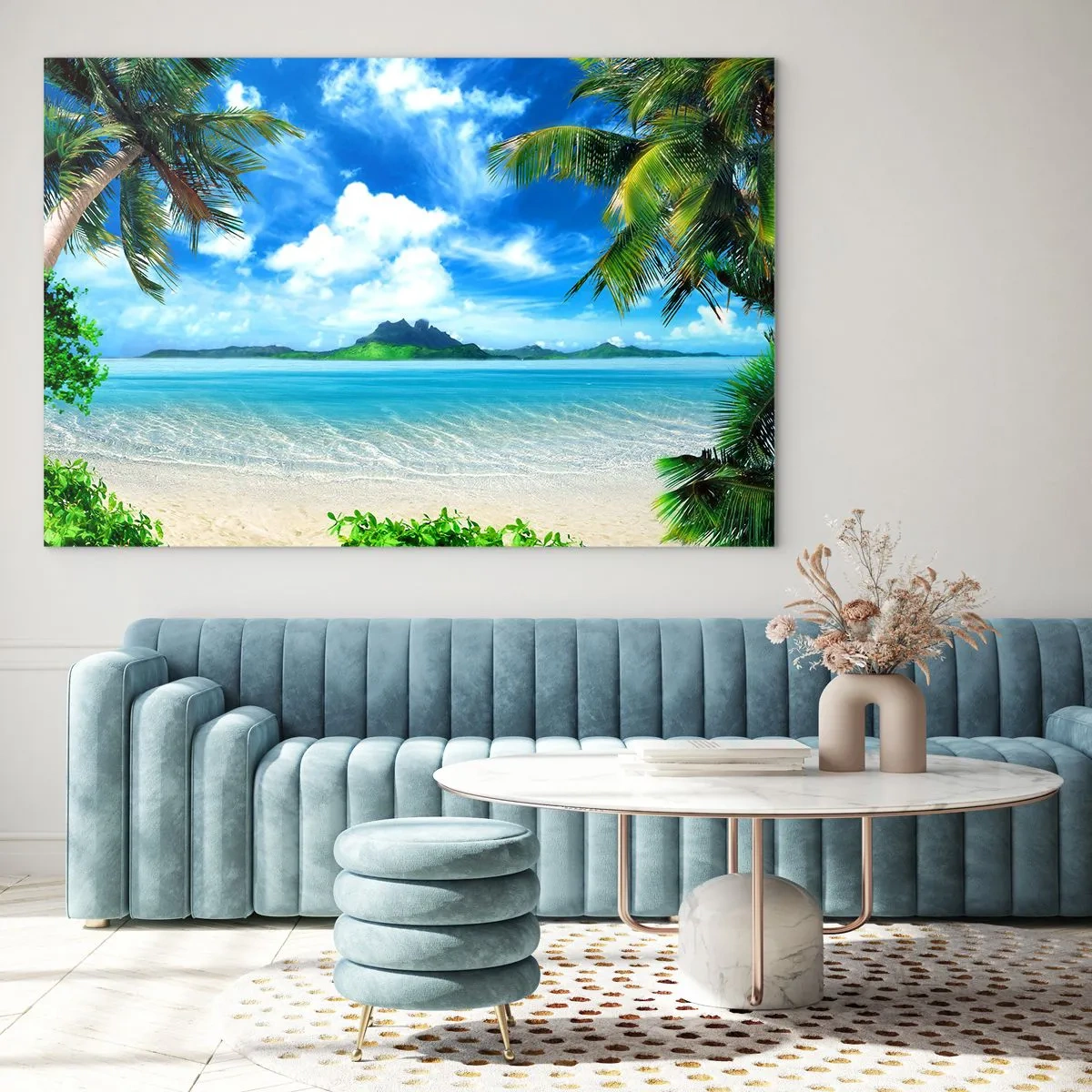 Quadro em vidro - Uma praia tropical com palmeiras e vista para uma ilha montanhosa - 70x50cm - O azul dos trópicos - Decoração de parede moderna para a sala de estar e quarto ARTTOR