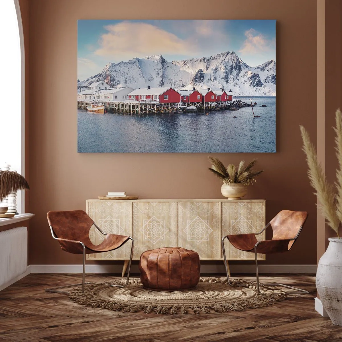 Quadro em tela - Casas vermelhas contra o fundo de montanhas nevadas e o mar azul - 70x50cm - Refpugio do Norte - Decoração de parede moderna para a sala de estar e quarto ARTTOR