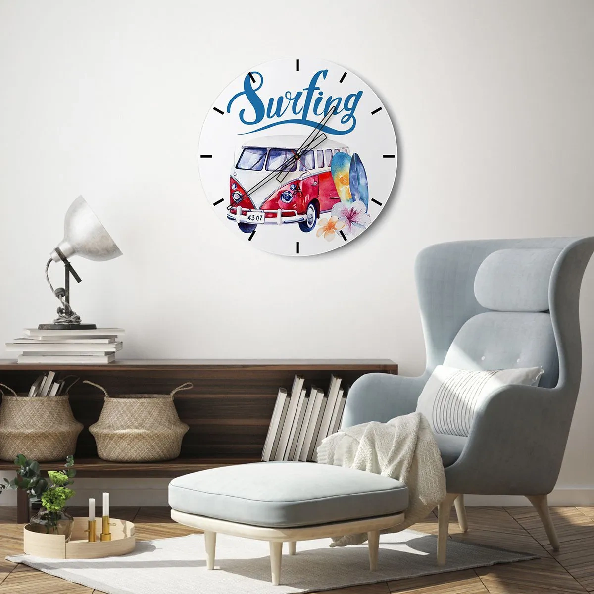 Relógio de parede - Relógio em vidro - Motivo de ônibus de surfe com pranchas e flores em fundo branco - 30x30cm - Pepino - um clássico para um surfista - Decoração de parede moderna para a sala de estar, cozinha e quarto ARTTOR