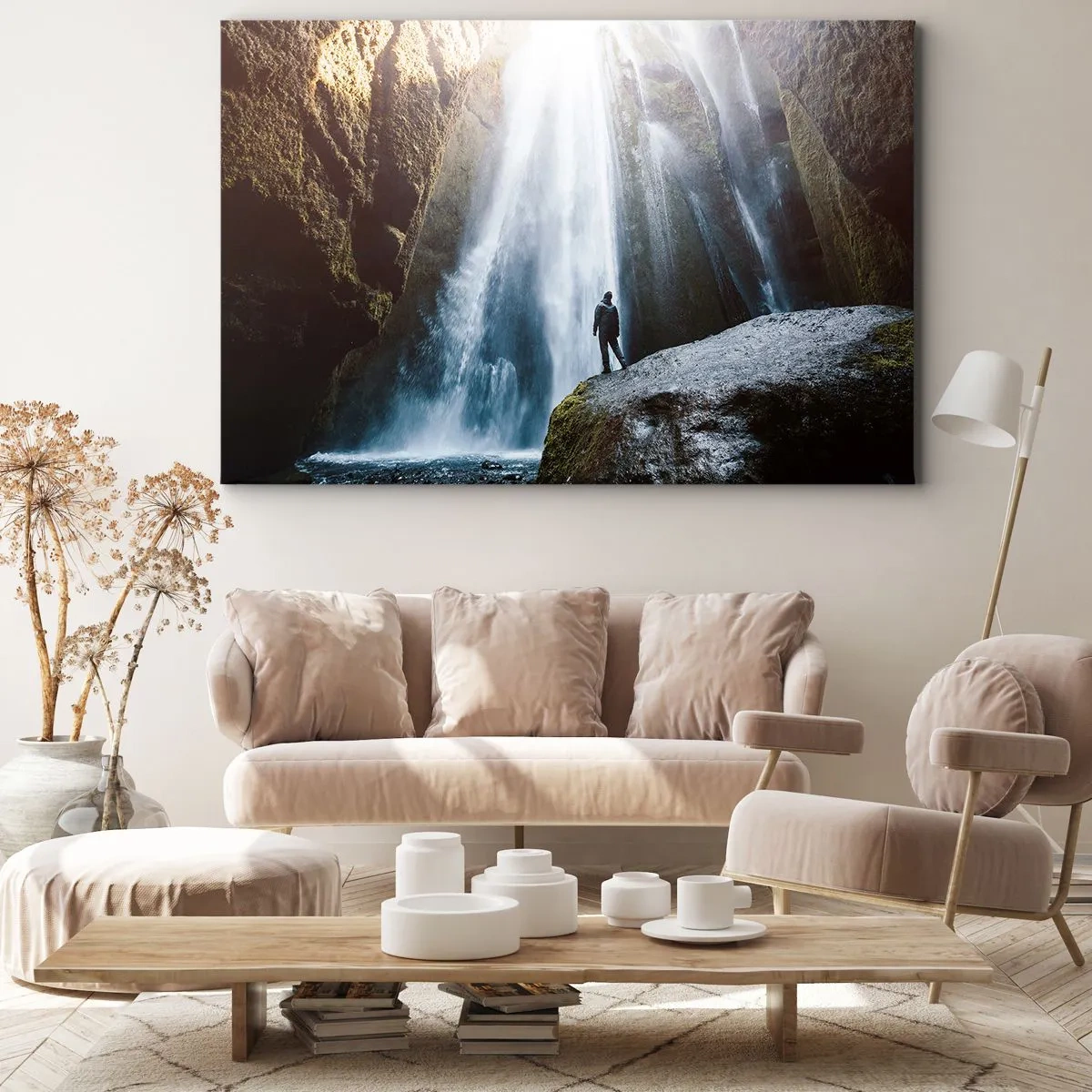 Quadro em tela - Uma figura tendo como pano de fundo uma majestosa cachoeira em um desfiladeiro rochoso - 70x50cm - Restabelecimento das proporções - Decoração de parede moderna para a sala de estar e quarto ARTTOR