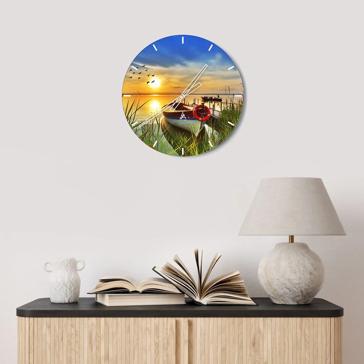 Relógio de parede - Relógio em vidro - Um barco no cais ao pôr do sol, pássaros voando para longe - 30x30cm - Os corvos-marinhos já estão de saída - Decoração de parede moderna para a sala de estar, cozinha e quarto ARTTOR
