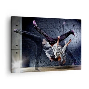 Quadro em tela - Uma dançarina em um salto dinâmico contra uma parede de tijolos - 70x50cm - A estrela da rua - Decoração de parede moderna para a sala de estar e quarto ARTTOR