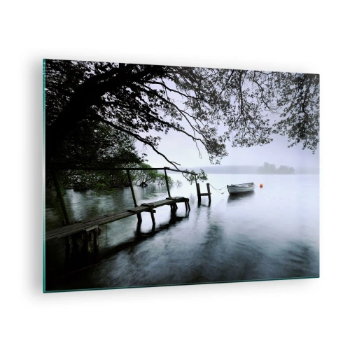 Quadro em vidro - Um cais de madeira sobre um lago enevoado com um barco ao fundo - 70x50cm - Descanso imediato - Decoração de parede moderna para a sala de estar e quarto ARTTOR
