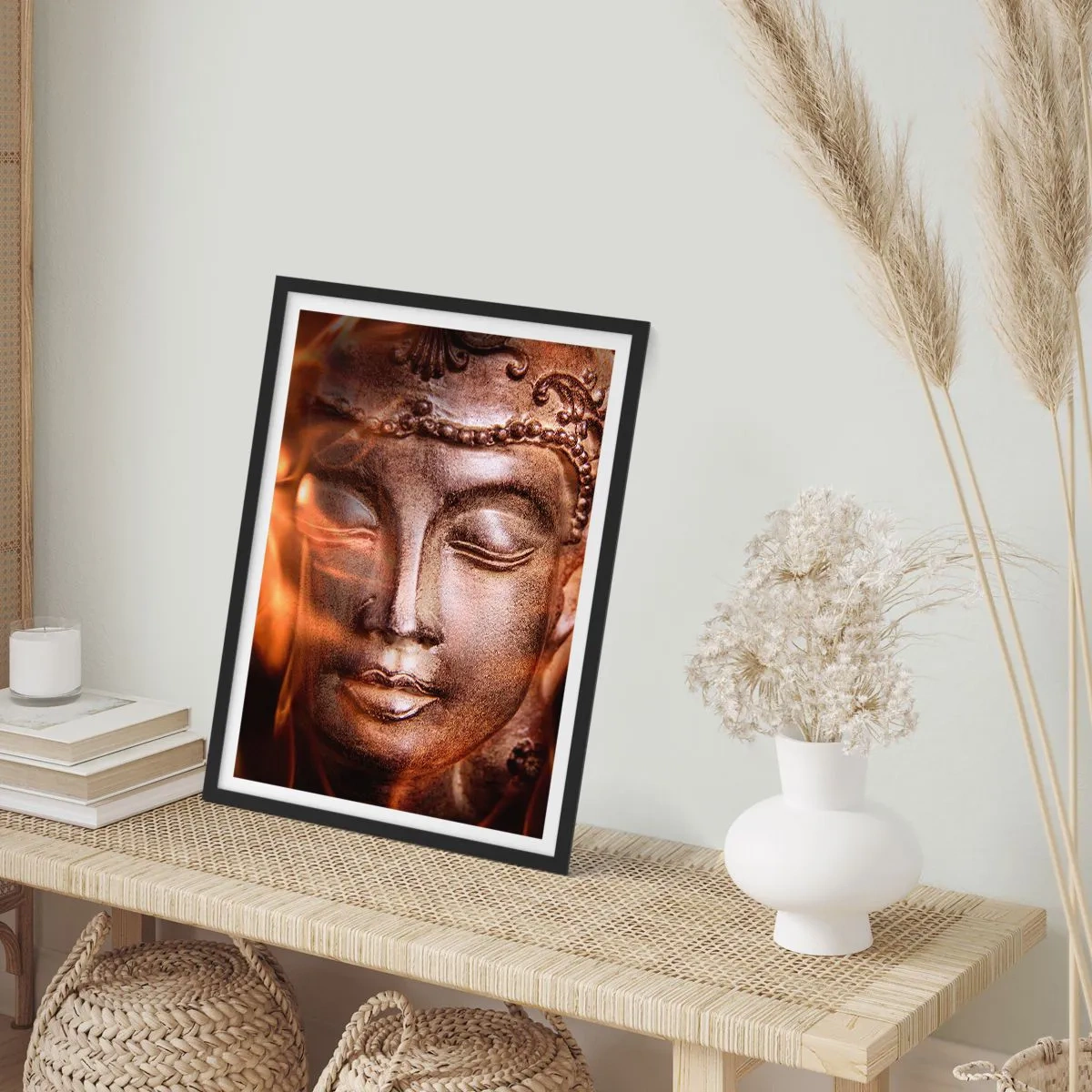Pôster com moldura preta - Escultura de Buda brilhando com luz quente - 50x70cm - Só existe o aqui e agora - Decoração de parede moderna para a sala de estar e quarto ARTTOR