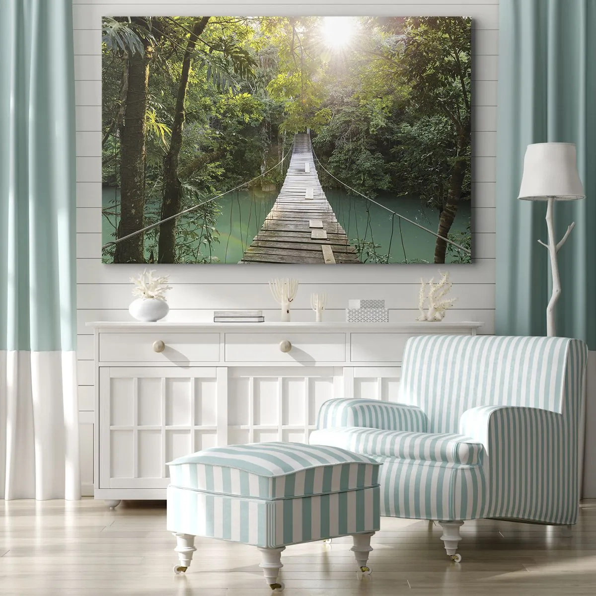 Quadro em tela - Uma ponte suspensa em uma floresta tropical iluminada pela luz do sol. - 70x50cm - Da água azul para a floresta azul - Decoração de parede moderna para a sala de estar e quarto ARTTOR