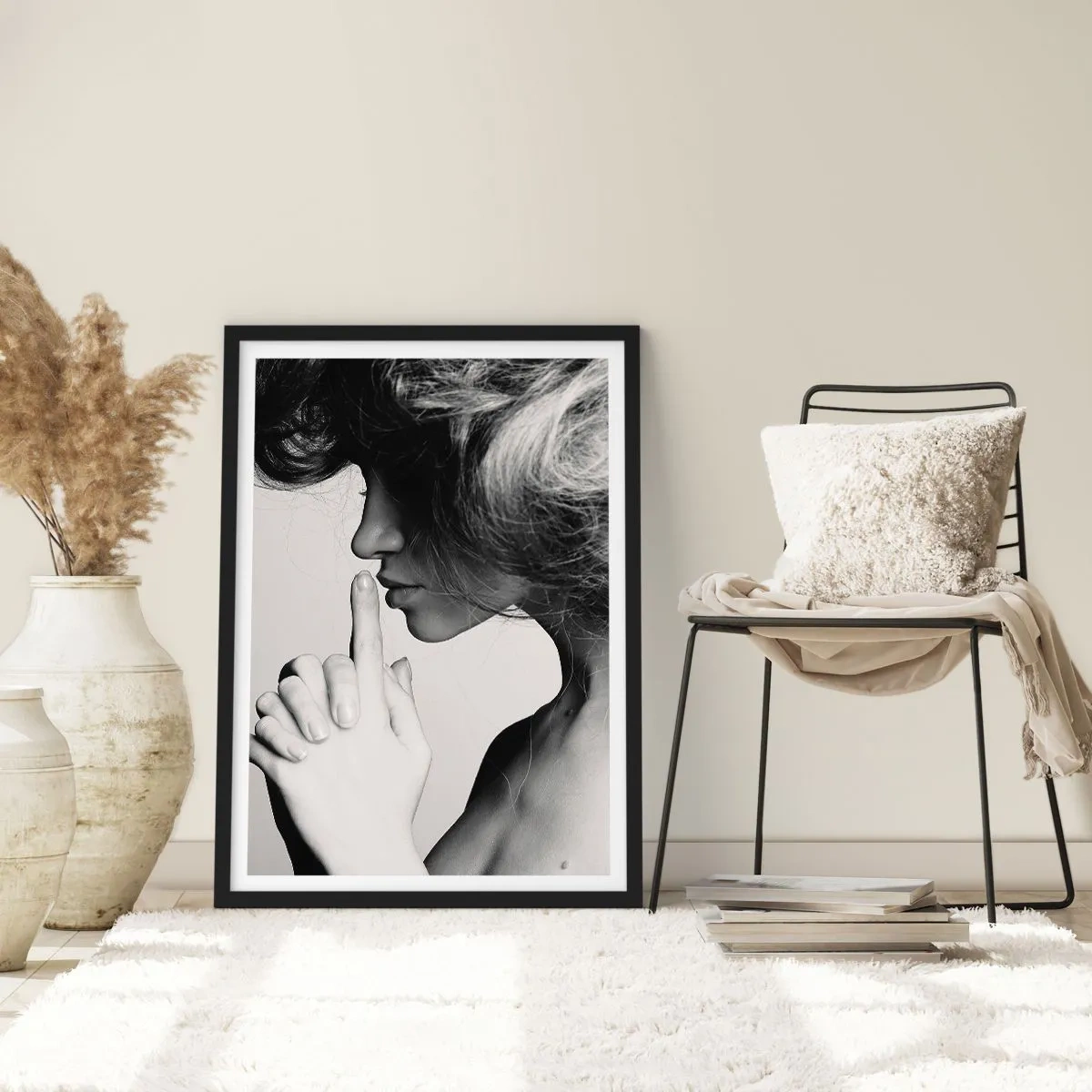 Pôster com moldura preta - Retrato de uma mulher fazendo um gesto de silêncio - 50x70cm - Ouvindo-se a si própria - Decoração de parede moderna para a sala de estar e quarto ARTTOR