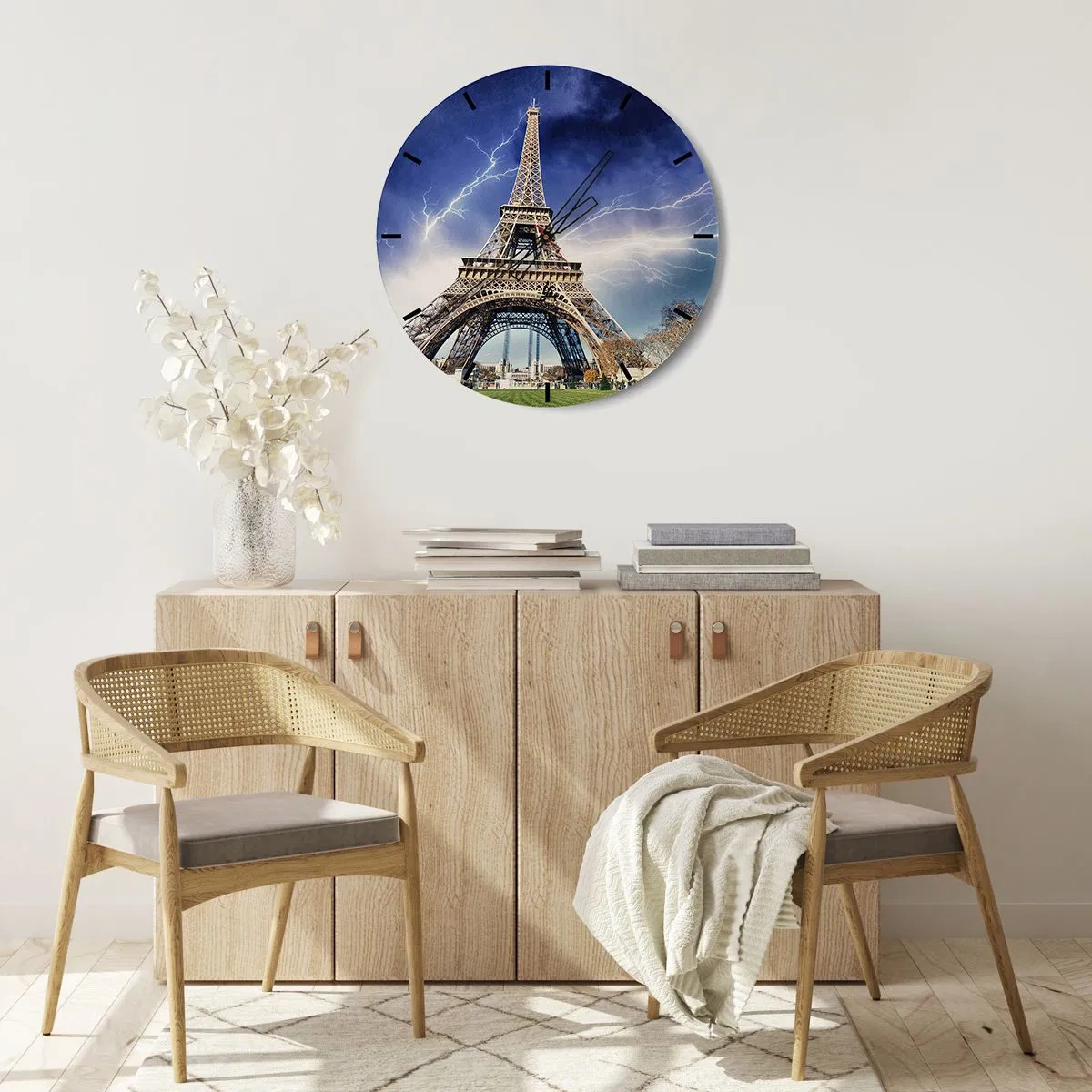 Relógio de parede - Relógio em vidro - A Torre Eiffel durante uma tempestade de raios em um céu escuro - 30x30cm - Senhora das Tempestades - Decoração de parede moderna para a sala de estar, cozinha e quarto ARTTOR
