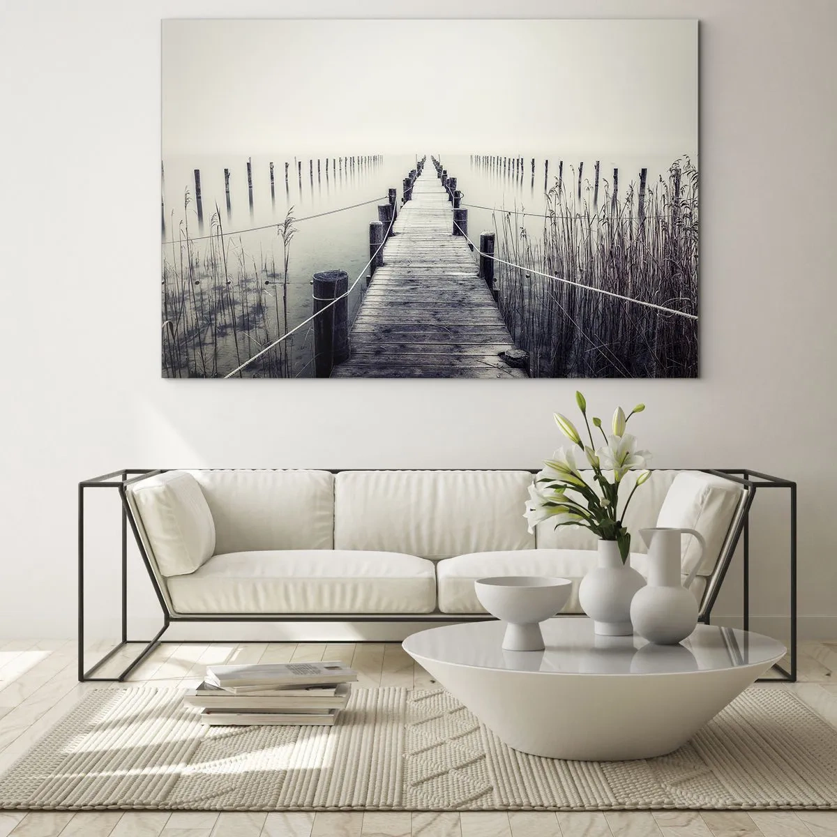Quadro em vidro - Uma ponte de madeira leva às profundezas de um lago calmo em meio à neblina. - 70x50cm - Mergulhe em paz - Decoração de parede moderna para a sala de estar e quarto ARTTOR