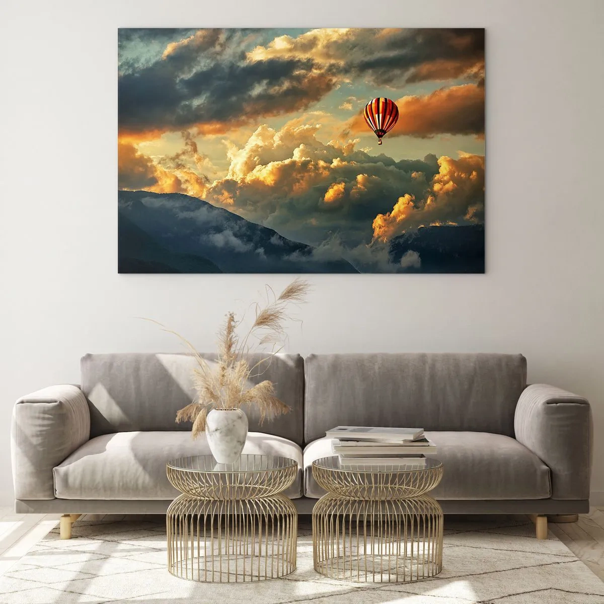Quadro em vidro - Um balão flutuando acima das montanhas entre as nuvens ao pôr do sol - 70x50cm - Eu voo porque sou livre - Decoração de parede moderna para a sala de estar e quarto ARTTOR