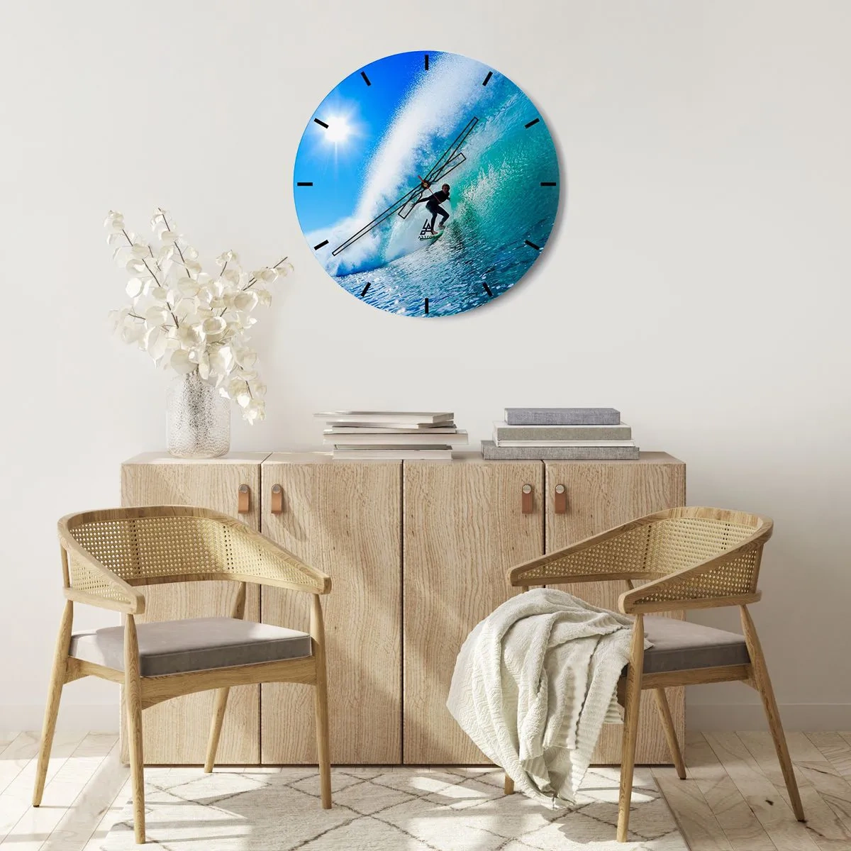 Relógio de parede - Relógio em vidro - Surfista em uma onda em um dia ensolarado - 30x30cm - Azul gigante - Decoração de parede moderna para a sala de estar, cozinha e quarto ARTTOR
