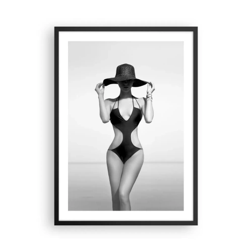 Pôster com moldura preta - Fotografia em preto e branco de uma mulher de chapéu e maiô - 50x70cm - Meu nome é: Elegância - Decoração de parede moderna para a sala de estar e quarto ARTTOR