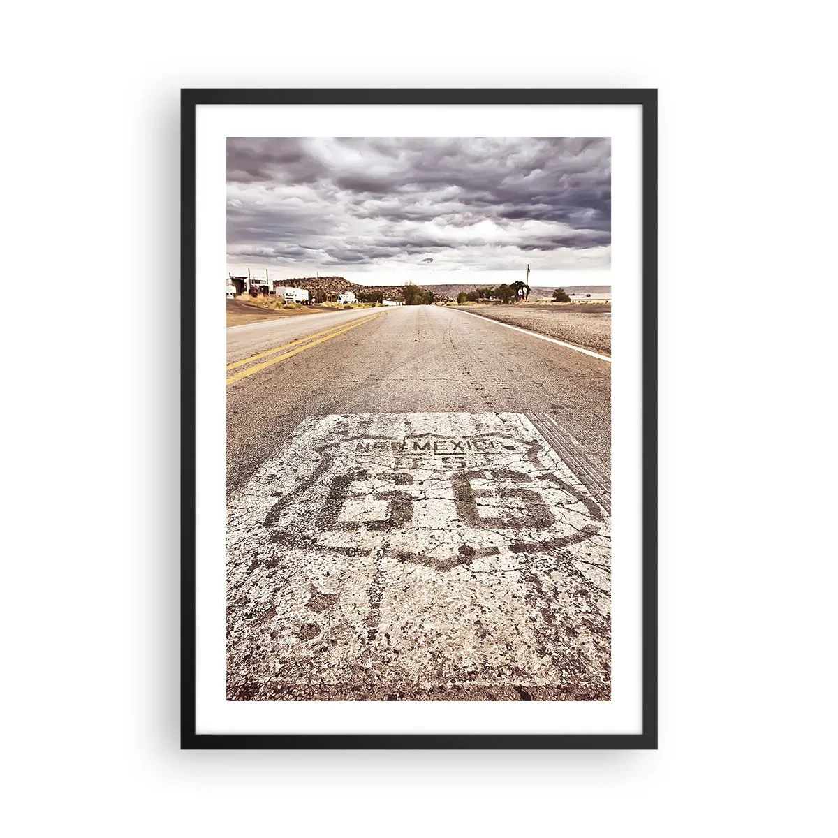 Pôster com moldura preta - Uma estrada com o símbolo da Rota 66 passando por uma paisagem desértica - 50x70cm - Mother Road - uma lenda americana - Decoração de parede moderna para a sala de estar e quarto ARTTOR