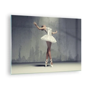 Quadro em vidro - Uma bailarina de vestido branco contra uma parede crua - 70x50cm - Leve como um pássaro - Decoração de parede moderna para a sala de estar e quarto ARTTOR